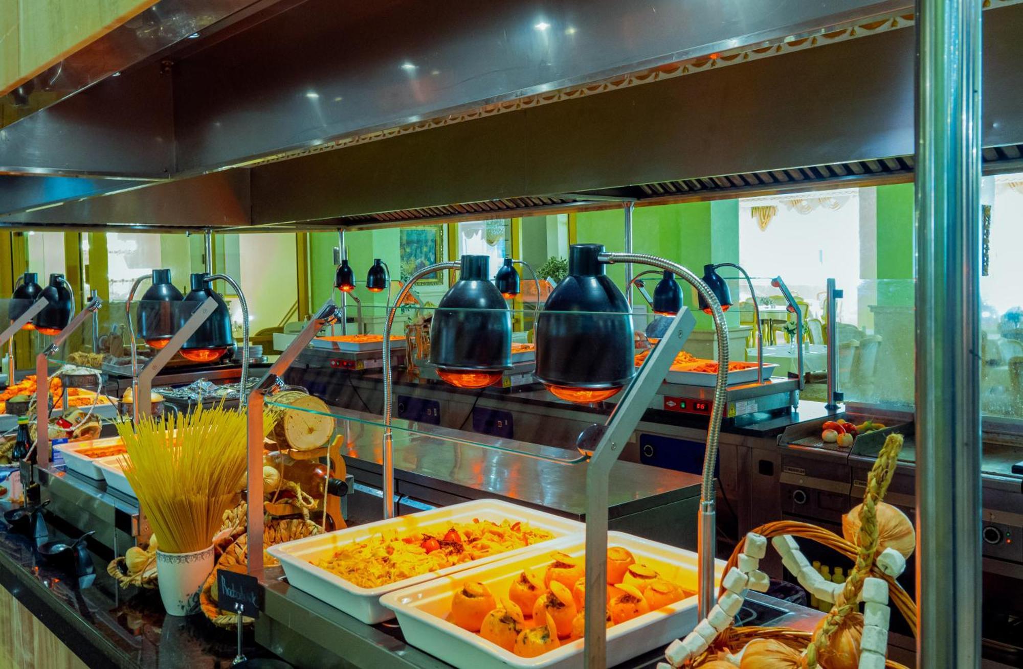 Planeta Hotel & Aquapark Free Beach Access ซันนีบีช ภายนอก รูปภาพ A chafing dish