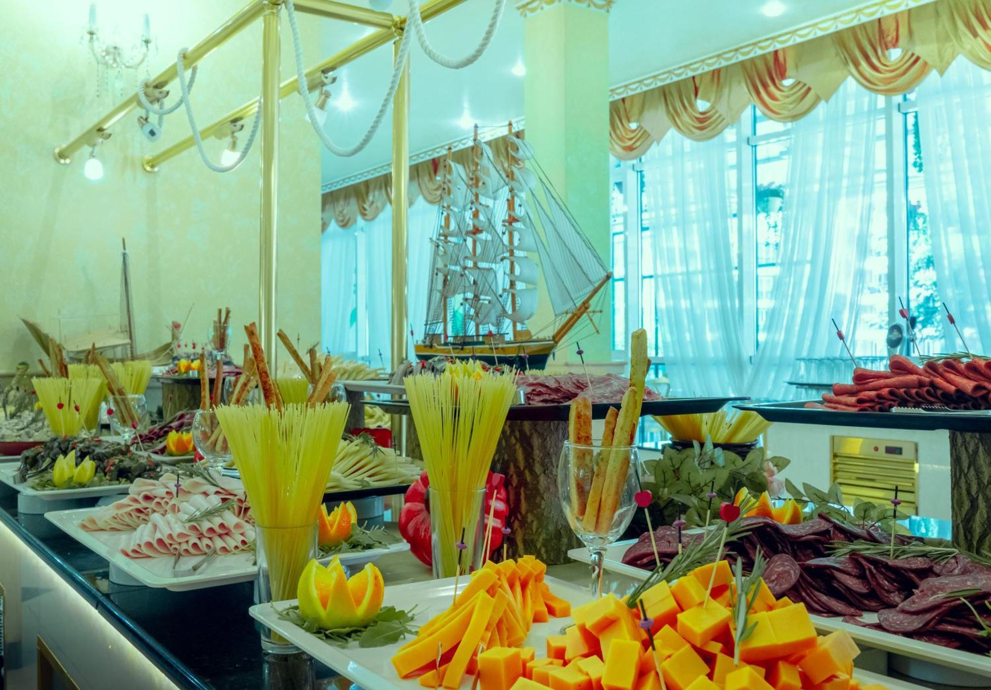 Planeta Hotel & Aquapark Free Beach Access ซันนีบีช ภายนอก รูปภาพ A buffet at a hotel