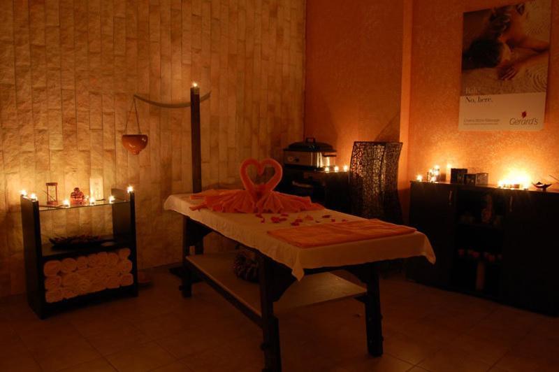 Planeta Hotel & Aquapark Free Beach Access ซันนีบีช ภายนอก รูปภาพ A massage table