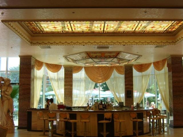 Planeta Hotel & Aquapark Free Beach Access ซันนีบีช ภายนอก รูปภาพ The bar at the lobby