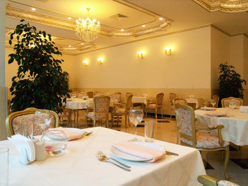 Planeta Hotel & Aquapark Free Beach Access ซันนีบีช ภายนอก รูปภาพ Restaurant interior
